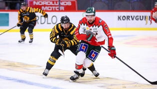 Skellefteås Dylan Sikura och Frölundas Henrik Tömmernes under torsdagens ishockeymatch på Skellefteå Kraft Arena.