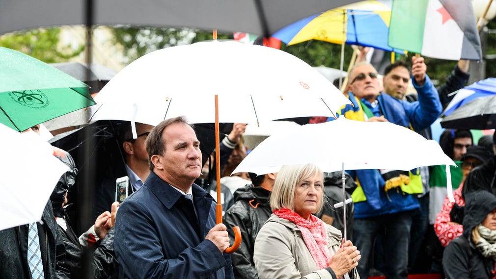 Statsminister Stefan Löfven (S) med fru Ulla på Medborgarplatsen i Stockholm under en manifestation till stöd för flyktingar 2015.