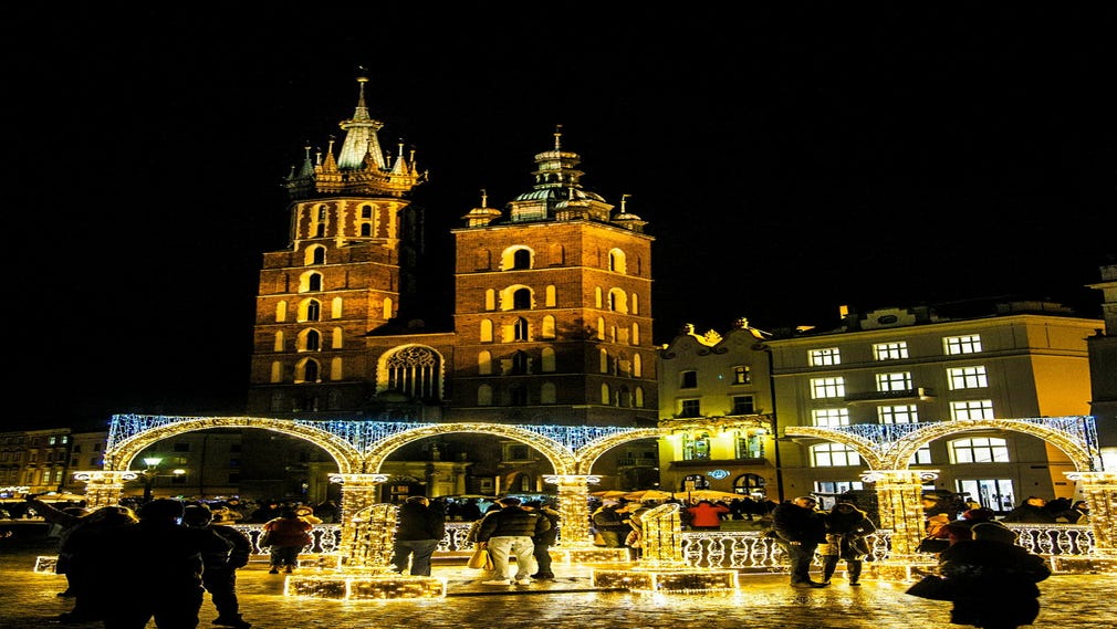 Juldekorationer på torget Rynek Glówny framför Mariakyrkan.