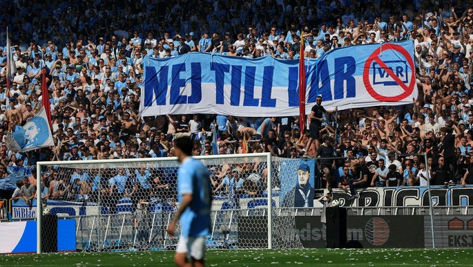 Banderoll av Malmö FF-supportrar under cupfinalen mot Djurgården i Malmö den 1 maj. Svenska klubbmatcher avgörs till skillnad från dew flesta andra europeiska länder utan videodomarsystemet VAR (Video assistant referee).
