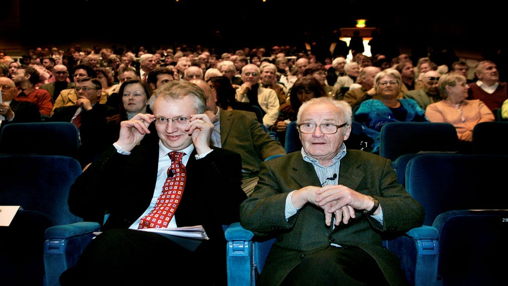 Dåvarande finansminister Pär Nuder och hans företrädare Kjell-Olof Feldt på ekonomisk konferens 1995.