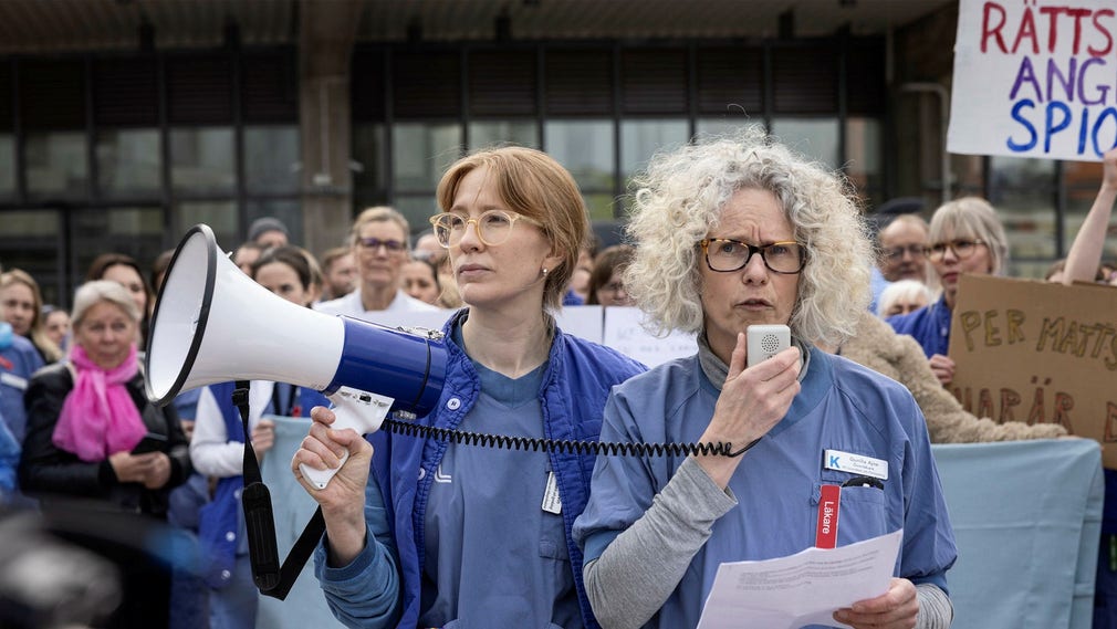 ST-läkaren Linn Levin och Gunilla Ajne, docent och överläkare, på en av flera manifestationer till stöd för avskedade läkaren Karin Pettersson.