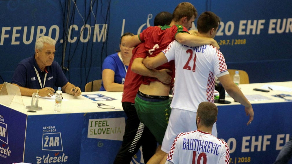 Nu avstängde domarbasen Dragan Nachevski (till vänster) under en match i U20-EM 2018.