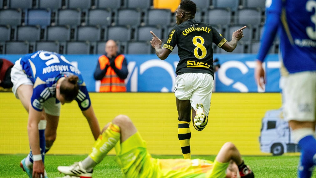 AIK:s Ismaila Coulibaly jublar efter 4–2-målet.