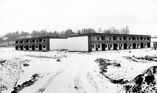 De första bostäderna till försäljning i Botkyrkastaden blev klara för inflyttning i april 1971. Radhusen byggdes i lättbetong med vissa fasadpartier i trä.