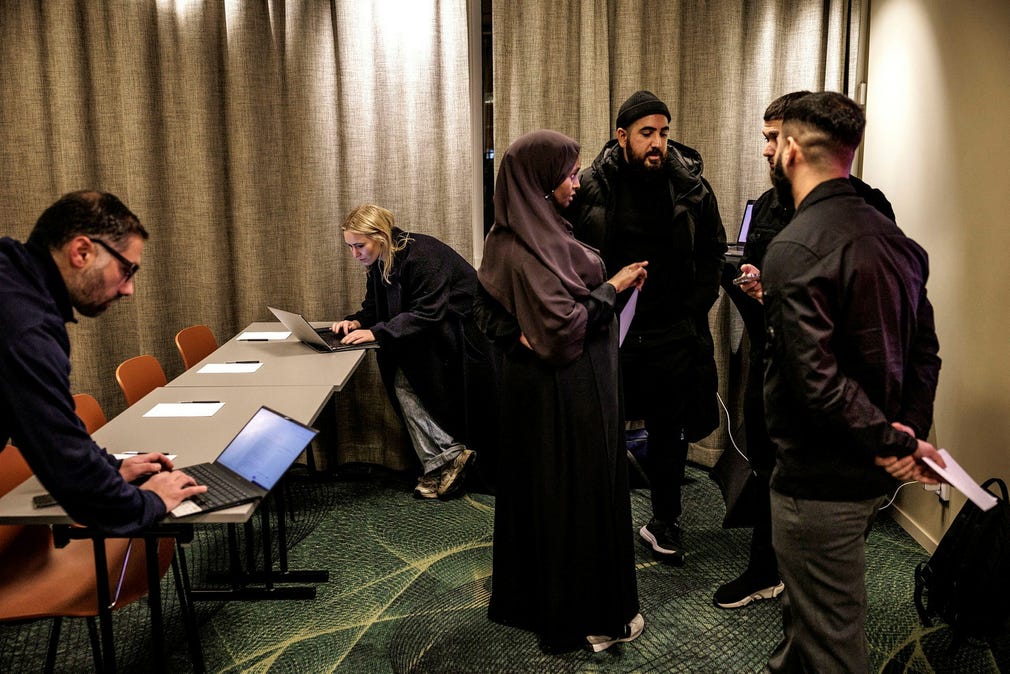 Deqa Abukar med medgrundaren Adnan Yousuf till vänster och teamet under Blings pitchkväll där entreprenörer inom nätverket fick feedback på sina idéer. Längst bort i rummet står Maja Åstrand och förbereder sin presentation.