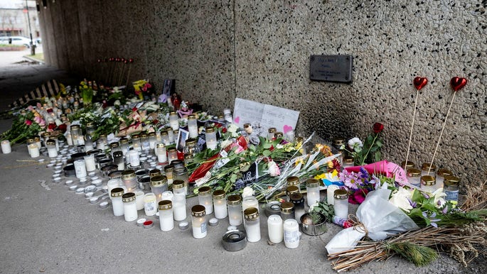 Berget av blommor och ljus i gångtunneln i Skärholmen där en 39-årig pappa mördades i onsdags inför ögonen på sin 12-årige son blev på fredagen allt större. Många DN-läsare har som insändarskribenten reagerat med vrede och ilska över dådet.