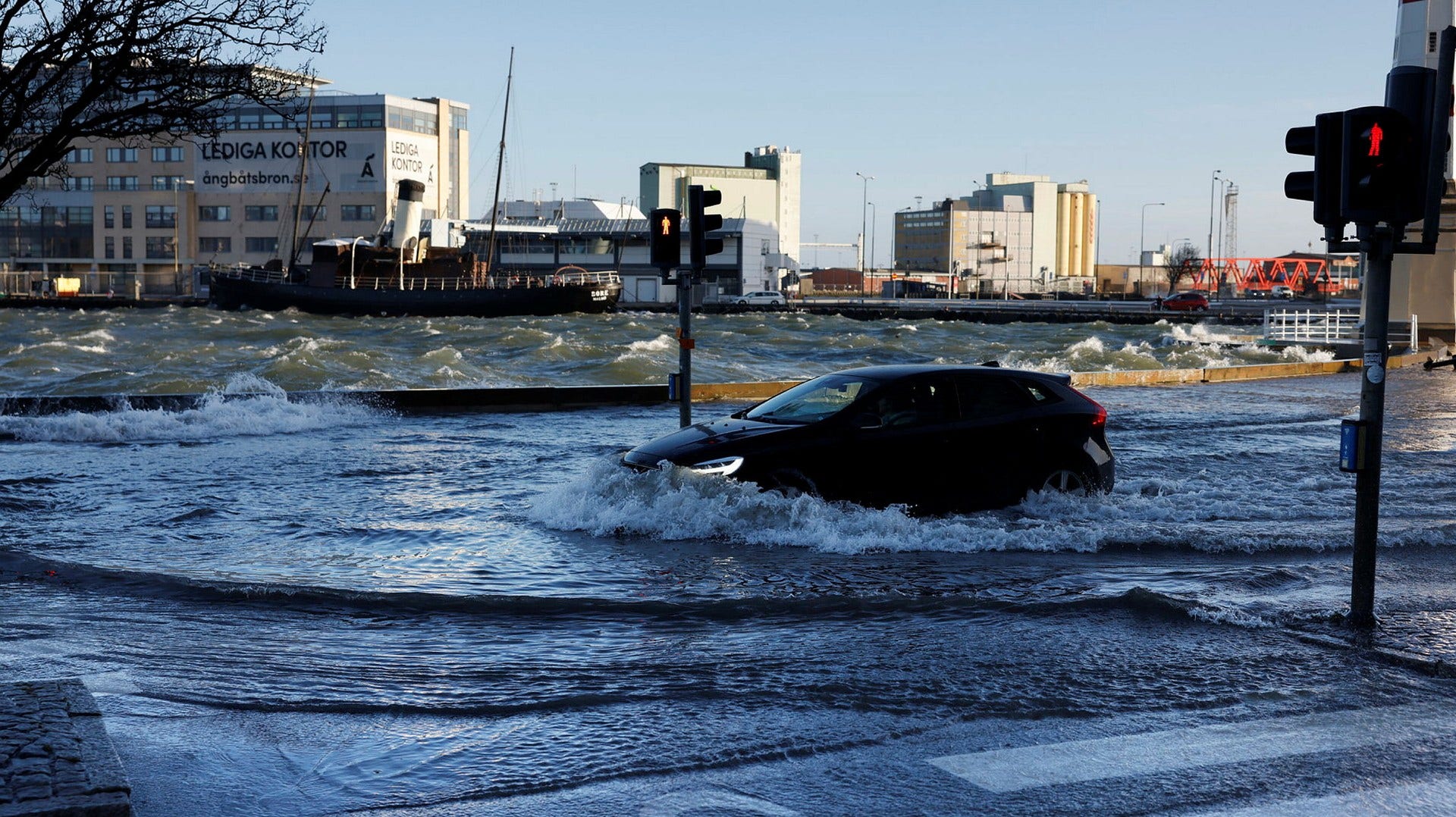 När stormen Malik drog in över Skåne i januari 2022 översvämmades Västra hamnen i Malmö.
MDB, storm, blåsigt, vind, vågor, översvämning