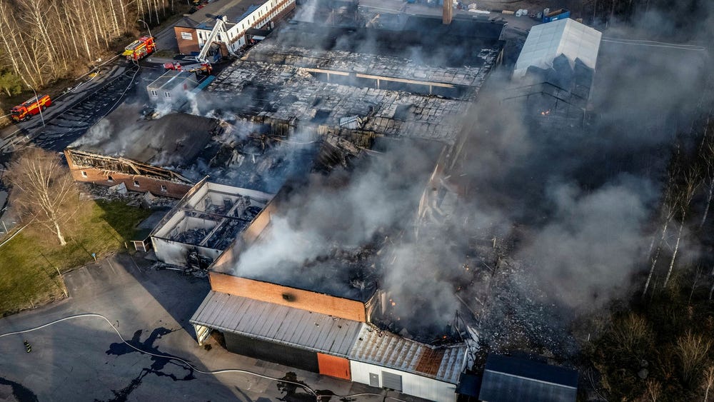 Kraftig brand i industri – VMA utfärdat utanför Osby