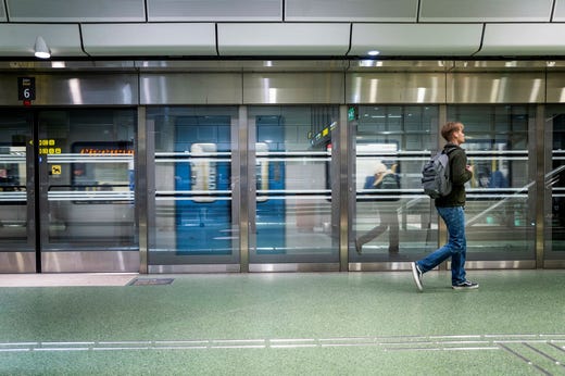 Stockholm Odenplan och Stockholm City är de enda stationerna i hela Stockholms kollektivtrafiknät som har plattformsbommar.