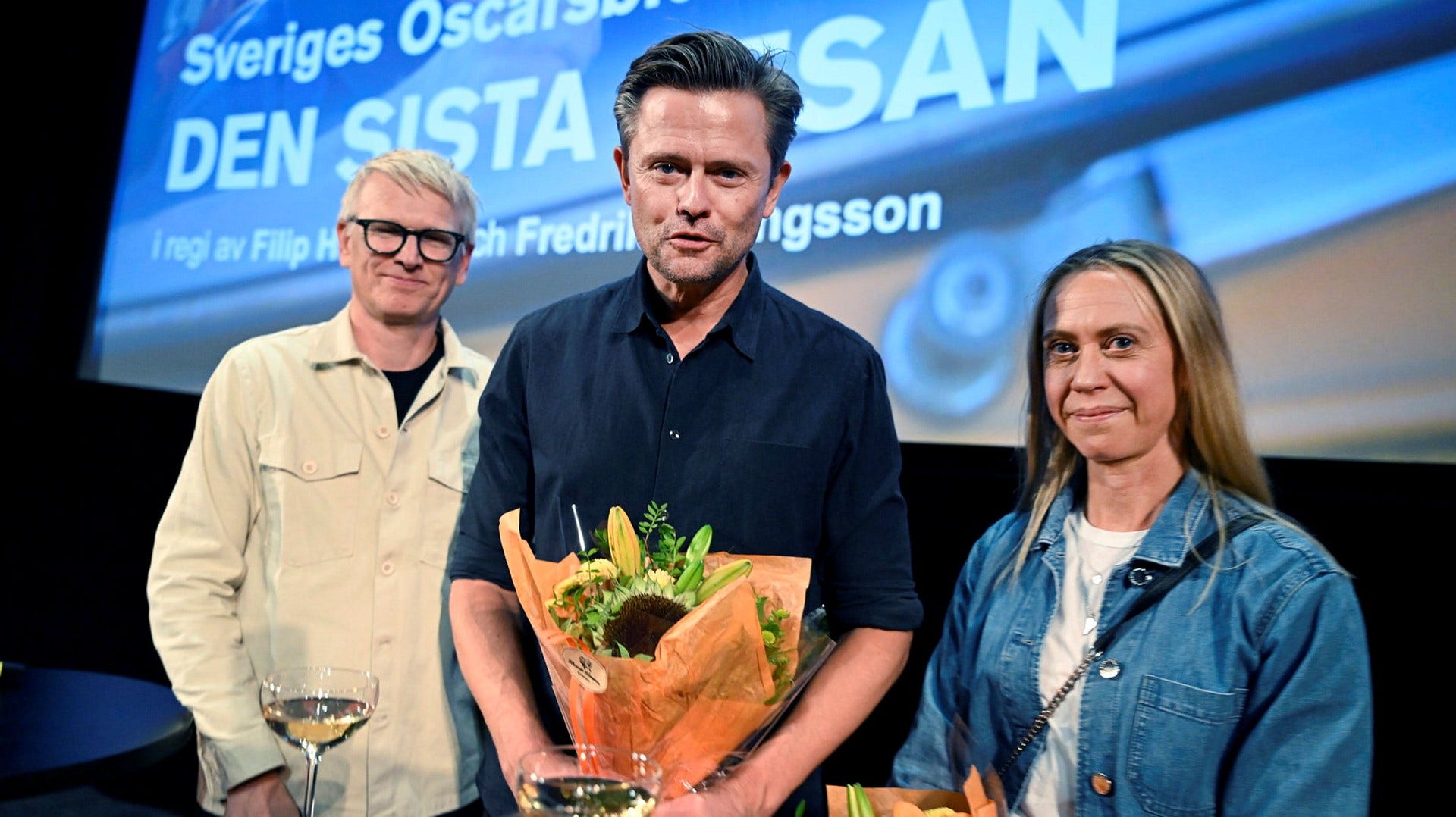 Fredrik Wikingsson i mitten tillsammans med filmens producenter Lars Beckung och Petra Måhl.