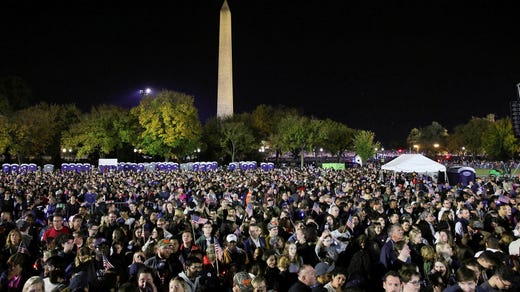 Una folla di persone davanti all'Obelisco di Washington.