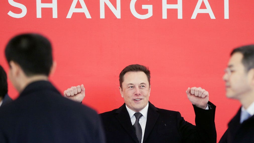 Elon Musk firar i Shanghai när Tesla 2019 blev det första utländska bilföretaget som fick bygga en fabrik utan lokala partners.