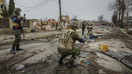 Si sta indagando sui danni subiti dalla città di Butja dopo che l'esercito ucraino ha riconquistato la città il 31 marzo 2022.