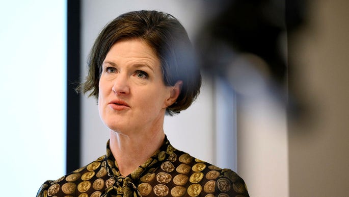 Stockholms landshövding, den tidigare moderledaren Anna Kinberg Batra, har fortfarande regeringens förtroende. Hon utreds nu bland annat av Justitieombudsmannen.