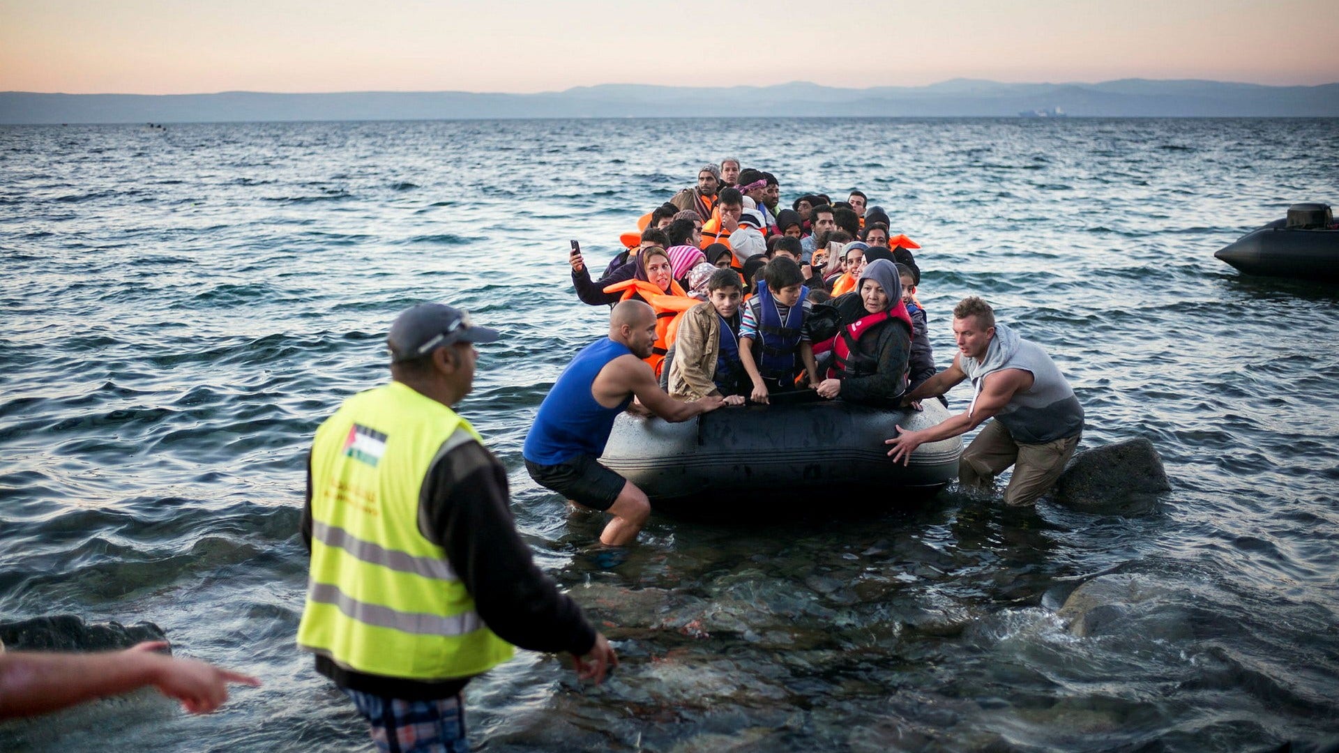 Flyktingbåt utanför den grekiska ön Lesbos i fjol.