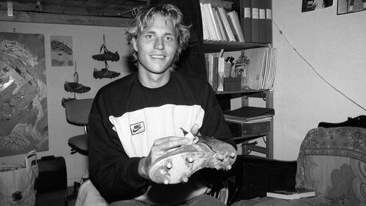 Thomas Bodström putsar fotbollsskorna efter sin allsvenska debut i AIK 1987.