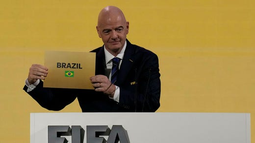 Vid en kongress i Bangkok den 17 maj kunde Fifaordföranden Gianni Infantino meddela att Brasilien blir värdnation för fotbolls-VM 2027 – med 119 röster mot 78 på det europeiska budet (Belgien, Nederländerna och Tyskland).