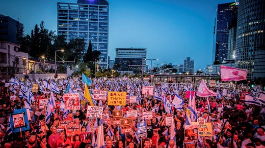 I residenti di Tel Aviv manifestano chiedendo al governo di compiere maggiori sforzi per riportare gli ostaggi in patria, il 18 maggio.