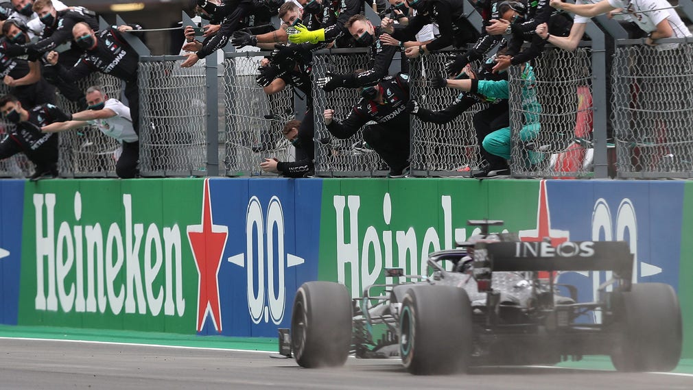 Lewis Hamilton korsar mållinjen.