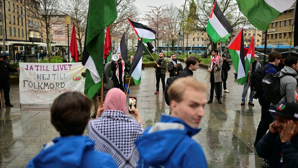 Palestinademonstration utanför när KD:s partiledare Ebba Busch och Elisabeth Lann (KD), kommunalråd i opposition och EU-kandidat från Göteborg, håller en after work med EU-fokus på John Scott Palace i Göteborg.