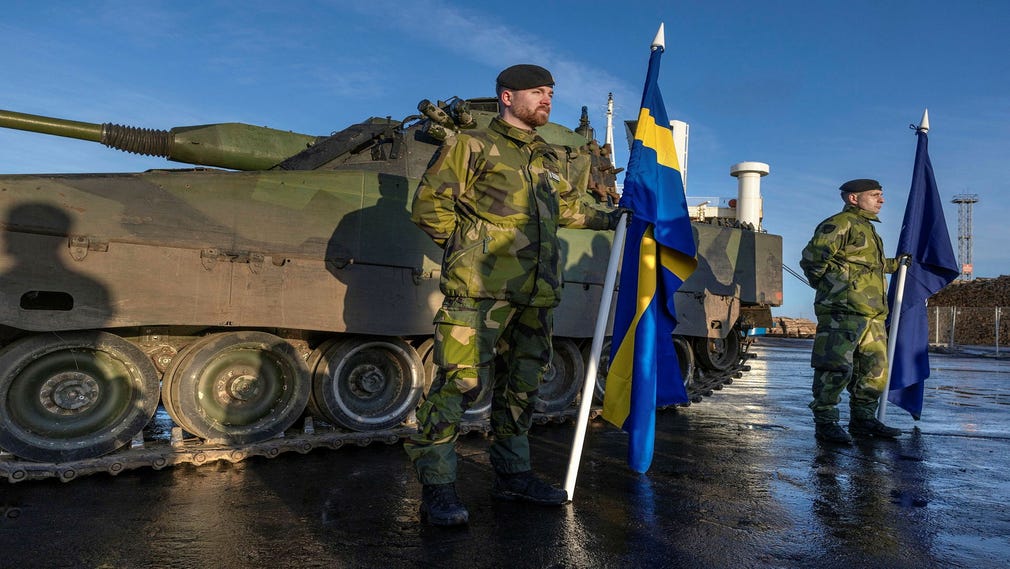 Svenska stridsfordon 90 och stridsvagn 122 är de tunga, stridande delarna av den materiel som soldaterna tagit till Lettland.