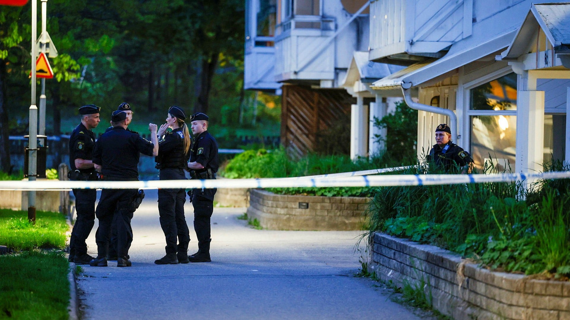 I helgen besköts en dörr till en lägenhet i Flemingsberg. En man i 60-årsåldern skadades svårt och är anhörig till en man som nyligen blev målsägande i en skottlossning söder om Stockholm, enligt DN:s uppgifter.