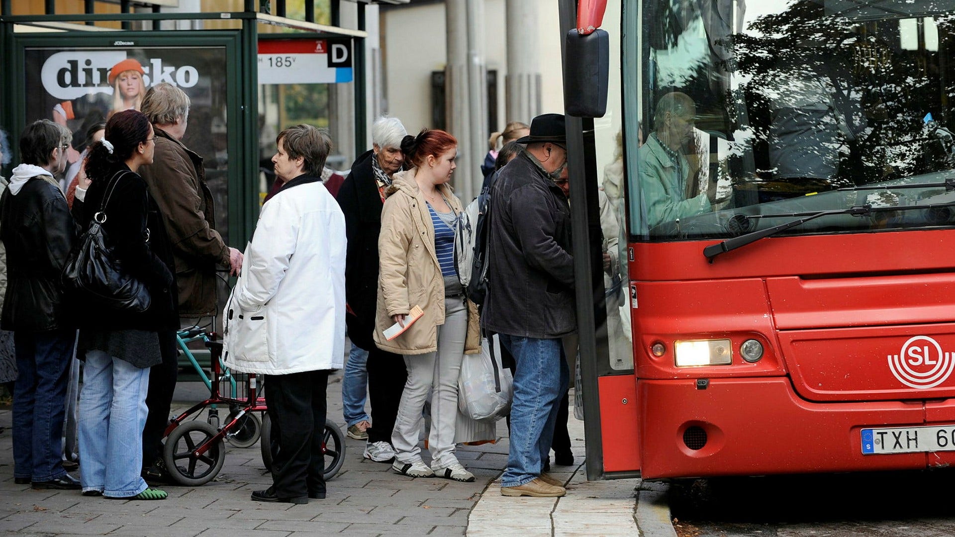 Trängseln har efter SL:s beslut att dra ner på turtätheten blivit så stor att passagerare inte får plats, konstateterar insändarskribenten.