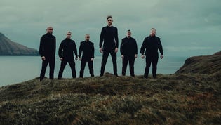 Bandet Hamferð sjunger på färöiska.