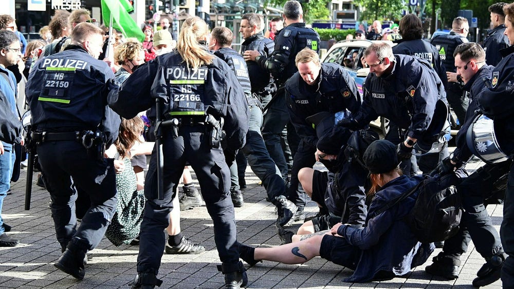 Högerextrema AFD håller kongress – demonstranter i bråk med polis