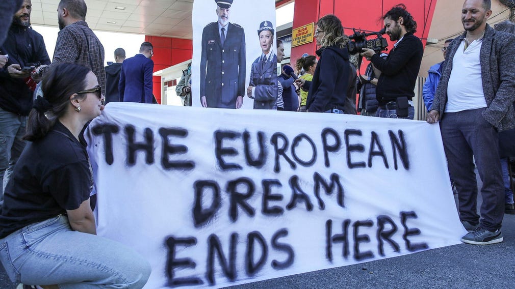 I manifestanti hanno protestato contro il nuovo centro italiano per asilo inaugurato la settimana scorsa in Albania. 