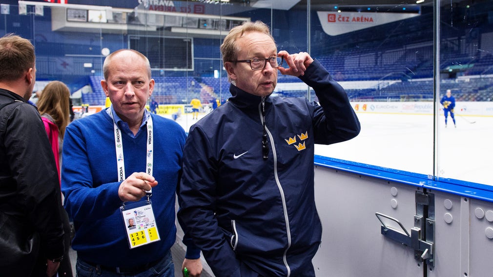 Anders Feltenmark i sin roll som Tre Kronors presschef tillsammans med dåvarande förbundskaptenen Pär Mårts under ishockey-VM i Tjeckien 2015.