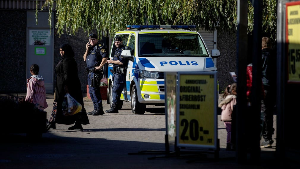 Polis på plats efter en skjutning i Jordbro i Haninge kommun söder om Stockholm den 8 oktober.