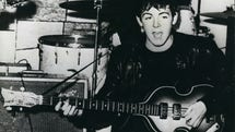Paul McCartney med sin bas 1961.