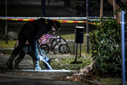 Larmet kom in som en brand i ett flerfamiljshus. Polisen misstänker att de två unga männen knivhöggs till döds innan gärningsmannen satte eld på lägenheten.