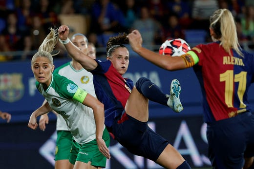 Hammarbybacken Alice Carlsson i närkamp med Barcelonas världsstjärnor Ewa Pajor och Alexia Putellas tidigare under gruppspelet.