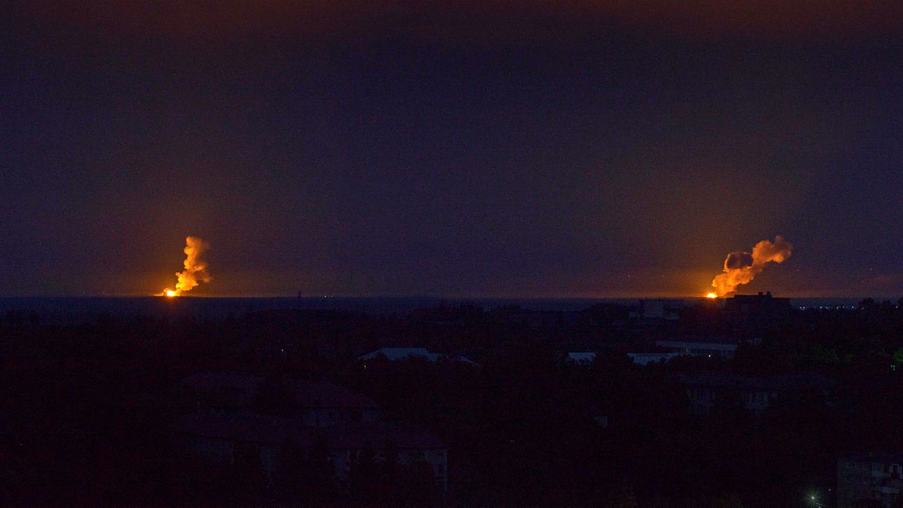 Två samtida explosioner från den ryska nattliga attacken mot elanläggningar i Ukraina, synliga från Lviv.