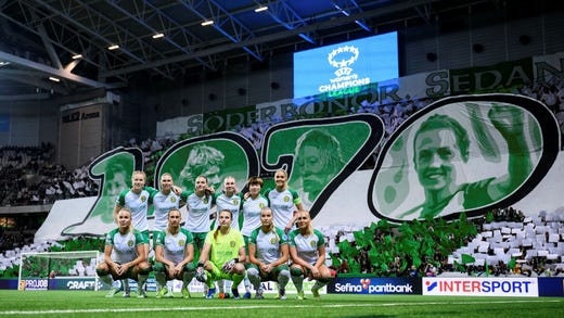 Hammarbyelvan framför kortsidans tifo inför matchen.