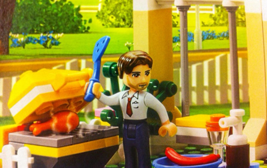Den enda mannen i Lego Friends står vid grillen.