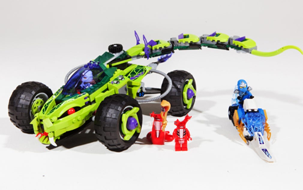 Actionbilen i Lego Ninjago är cirka fyra gånger större än cabrioleten i Lego Friends. Den har dold bomb, bitande ormhuvud, vridbar attacksvans och kommer med figurerna Jay ZX, Zane ZX och Fangdam.