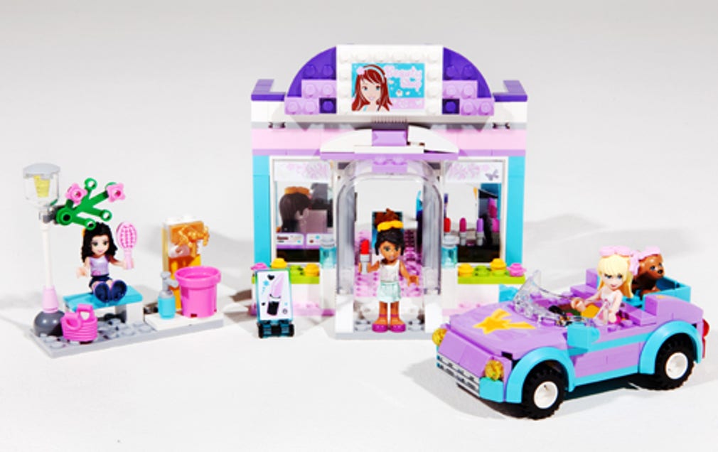 Sarah vid bensinpumpen, ”tankspridda” Emma i skönhetssalongen och ”ledarämnet” Stephanie i sin cabriolet. Fyra år tog det att utveckla tjejkonceptet Lego Friends som går i rosa, lila och ljusblått.