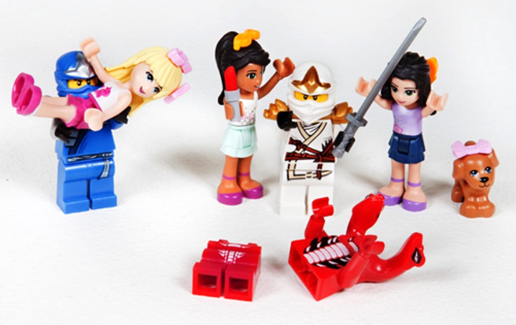 Naturlig Legolek över könsgränserna? Jay ZX räddar ”ledarämnet” Stephanie från det monster som ZaneX just har dräpt till applåder från Sarah och Emma.