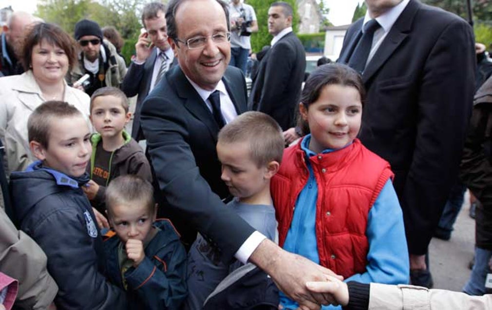 François Hollande skakade många händer under valrörelsens spurt på söndagen.