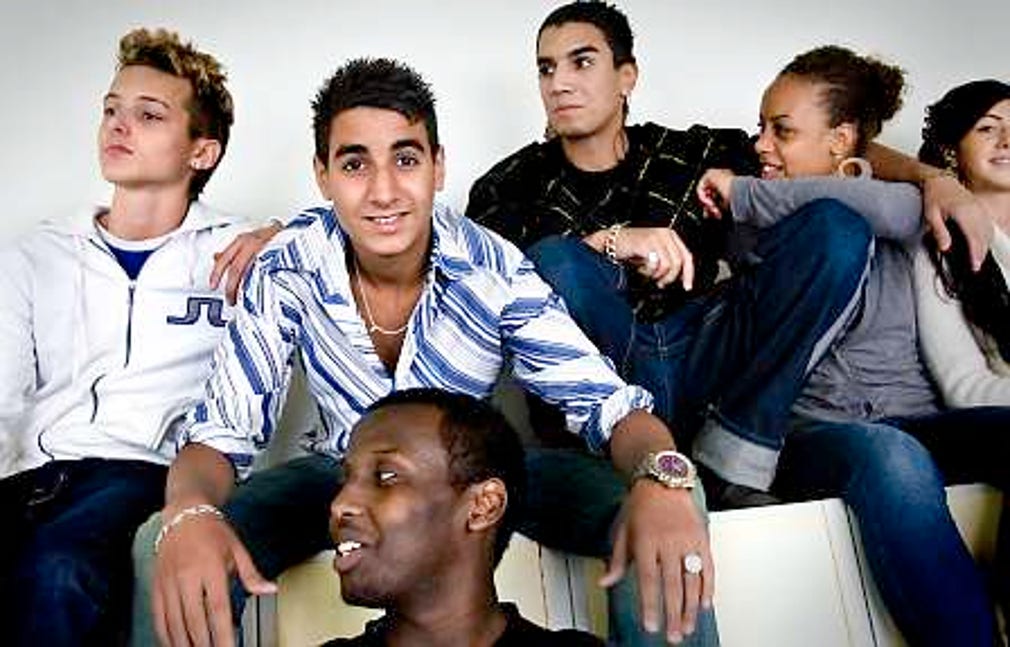 Den nyblivne gymnasieeleven Youssef Skhayri (andra från vänster) gör filmdebut med huvudrollen i ”Ett öga rött”. Till höger sitter storebror Samir som sökte till samma roll.