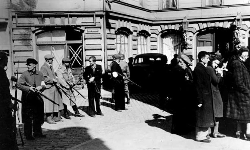 Lettisk polis samlar ihop en grupp judar i Liepaja, juli 1941.