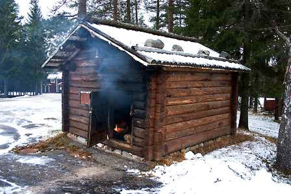 Urbastun. Det krävs många timmars eldning för att få varmt i en traditionell rökbastu som denna vid Skålsjögåden i Hälsingland.