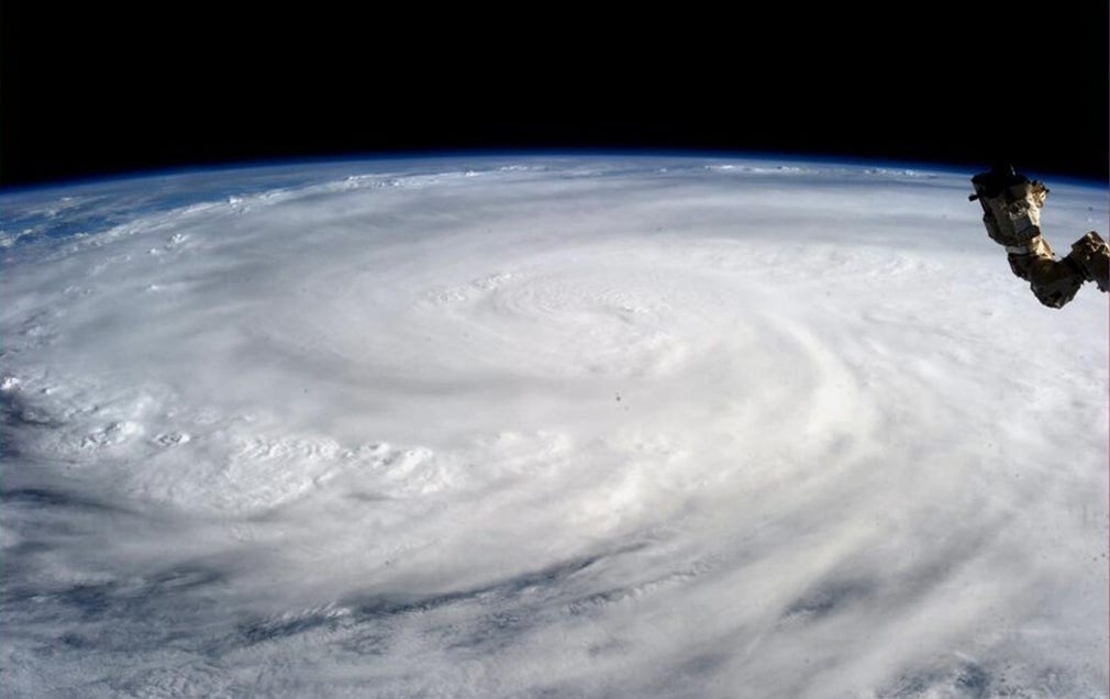Astronauten Karen L. Nyberg på ISS-stationen i rymden tog denna bild på tyfonen Haiyan på lördagen.