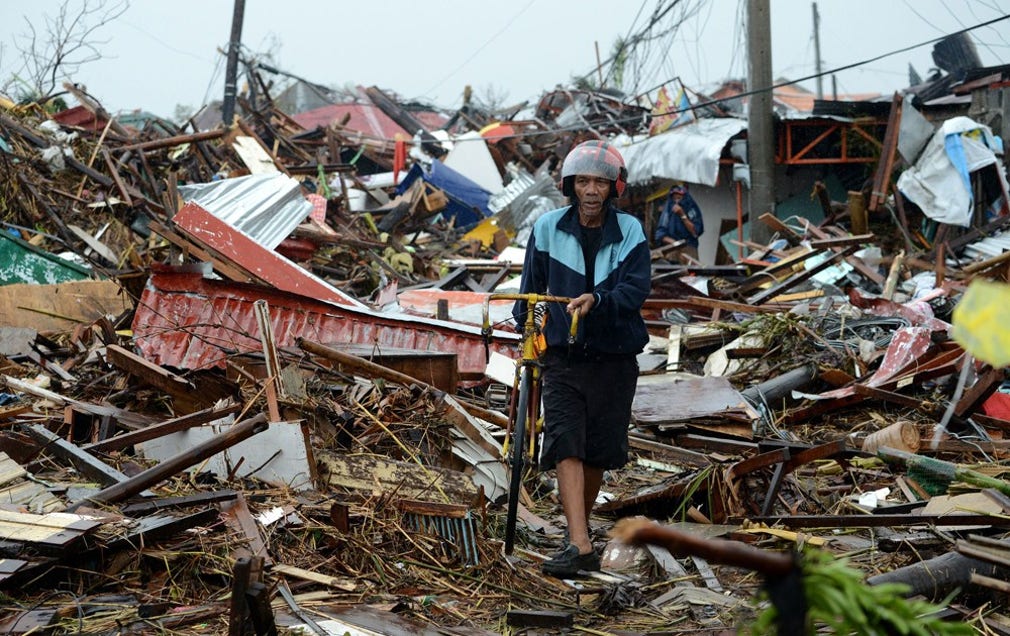 Att ta sig fram längs gatorna i Tacloban var i stort sett omöjligt på söndagen.