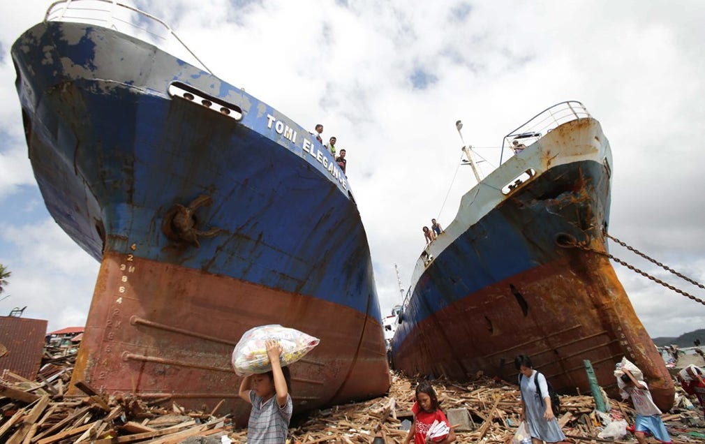 Båtar som spolats upp på land i Tacloban.