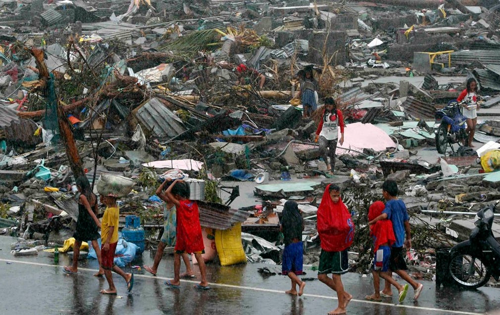 Överlevande bär på sina ägodelar i Tacloban.